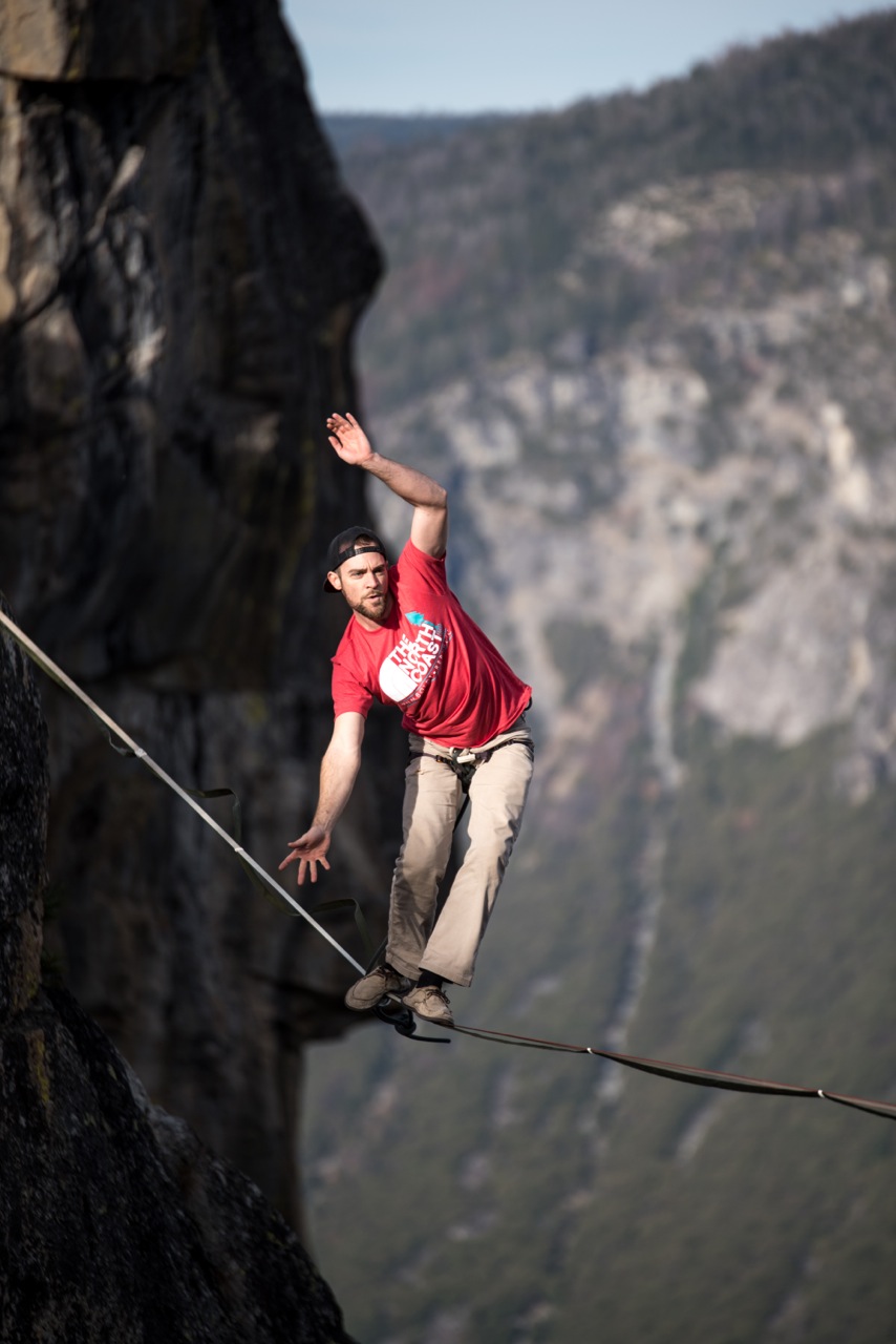 Foto von einem Slackliner über einem Felspalt