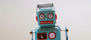 Lustiger Roboter aus Dosen mit erschrecktem Gesichtsausdruck