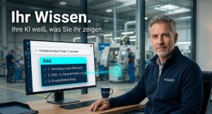 Ein erfahrener Manager sitzt in einem modernen Büro vor einem Monitor mit einer KI-Dashboard-Suche; im Hintergrund ist eine Industrie-Produktionshalle durch eine Glaswand sichtbar.